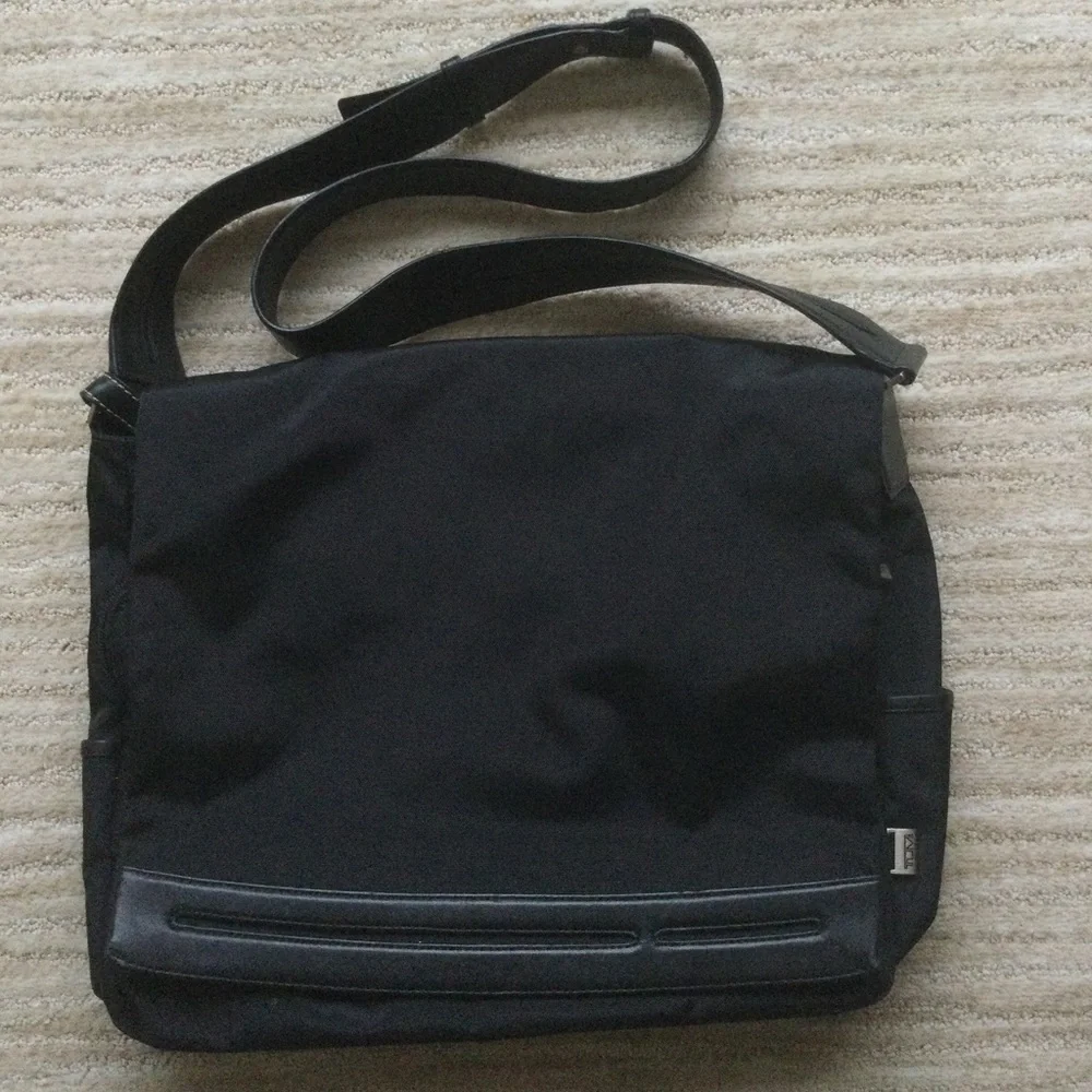 Tumi vista messenger
